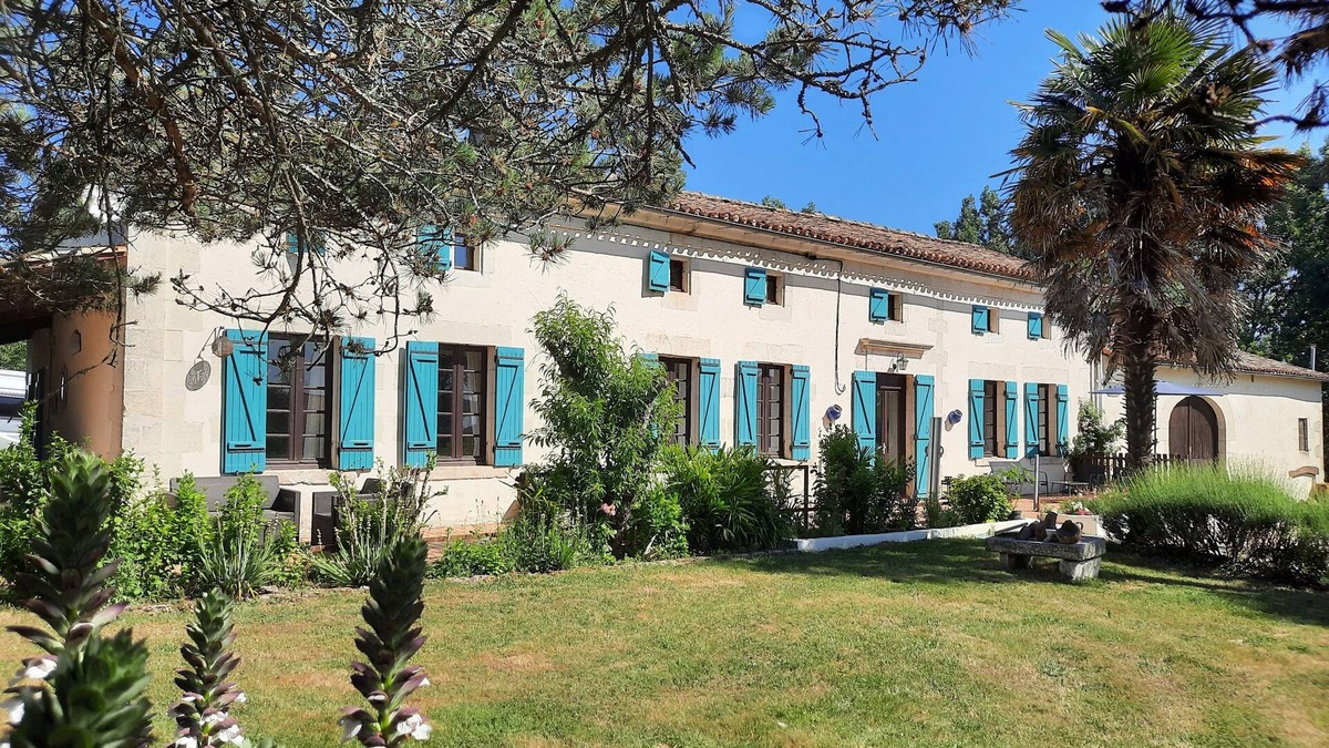Saint-Vallier House | Gîte Lavande. Prachtig Gerestaureerde Gite met Verwarmd Zwembad in de Charente