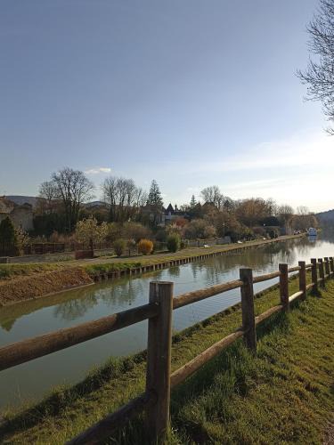 Fleurey-sur-Ouche House | Gîte Le 16, Sous Les Trémières