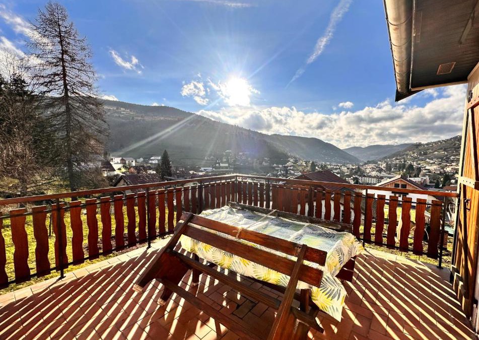 La Bresse House | Gîte Le Pingu - spacieux, calme, plein sud - cabine sauna - 8 personnes