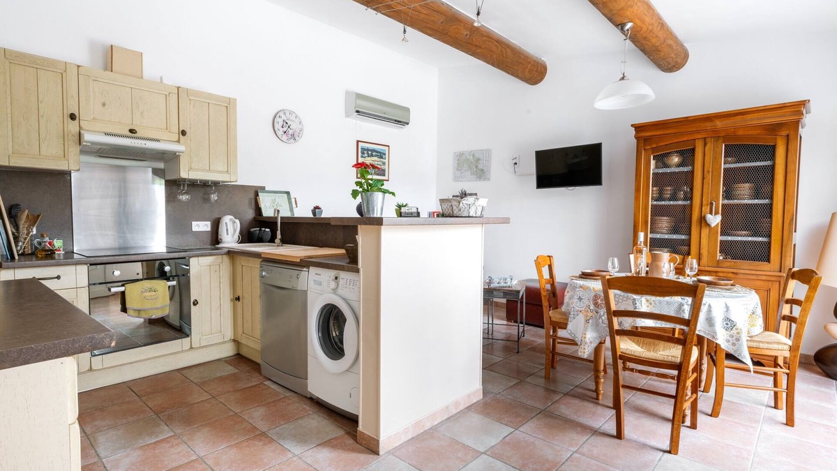 Merindol-les-Oliviers Cottage | Gîte-Les Abricotiers-Ensuite with Shower
