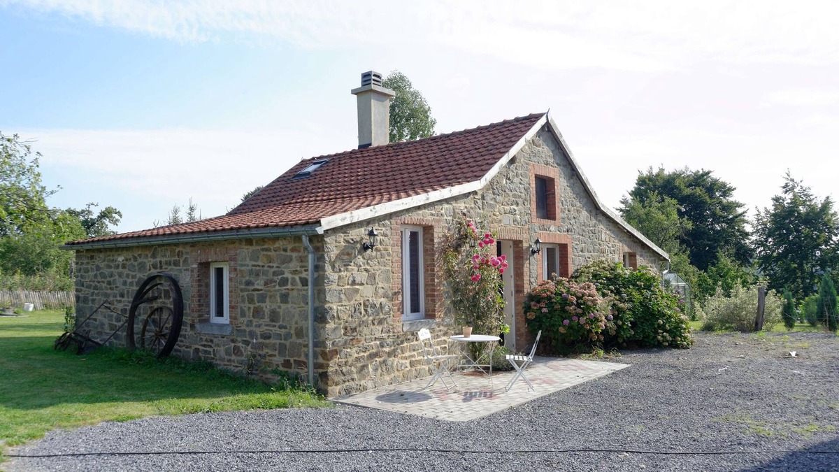 Bourseigne-Vieille Cottage | Gîte Les Trois Voisins