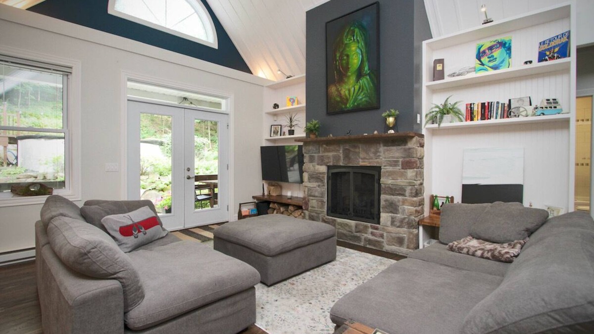 Shefford Ski Chalet | Gîte Luxueux en Montagne près de Bromont