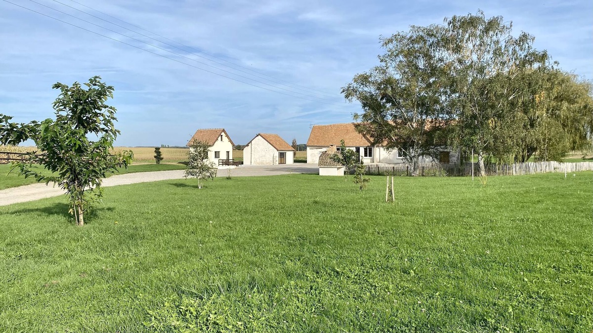 Nouans Cottage | Gîte Moderne Pièce Bar,studio& Jacuzzi. 17couch -2 h Paris/6min Gare de Vivoin