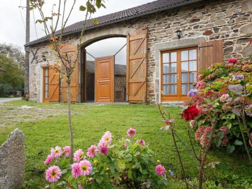 Ferrieres-sur-Sichon House | Gîte montagnard avec 3 chambres, jardin clos, terrasse couverte, animaux acceptés, proche Vichy. - FR-1-489-101