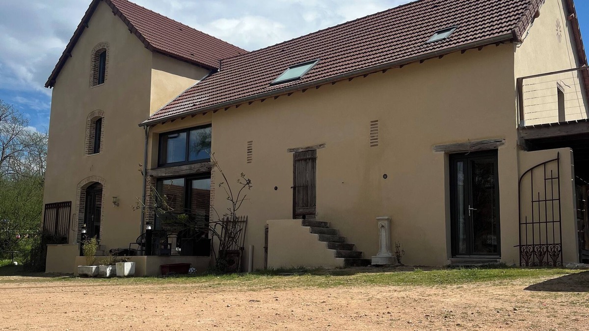 Droiturier House | Gîte Moulin de Beaurevoir with swimming pool near Vichy