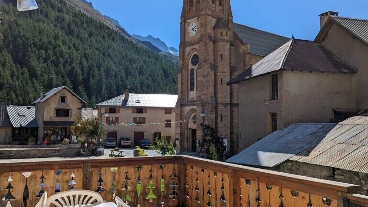 Villar-d'Arene Apartment | Gîte Neige Cordier - Villar d'Arène center, 2 bedrooms and large terrace