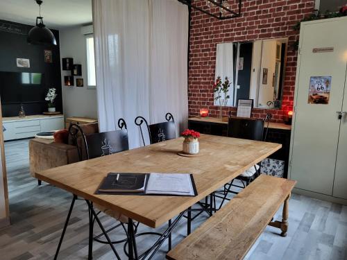 Lillers House | GÎTE PRIVATIF, MAISON DE VACANCES FAMILIALE 100m2 avec piscine, parking privé "Un plaisir d'évasion" gîte de France 3 épis