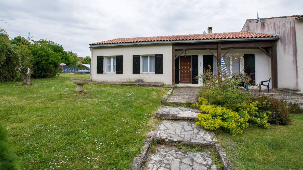 Retaud Cottage | Gîte Rétaud, 6 people, swimming pool under cover