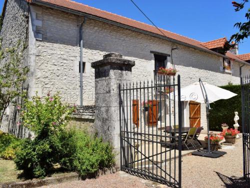La Tour-Saint-Gelin House | Gîte rural 1 chambre, cour close, équipements bébé, Wi-Fi, proche mini-golf, non fumeur, tout inclus - FR-1-381-24