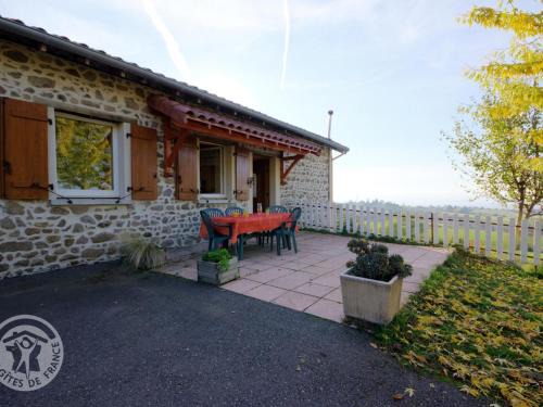 Saint-Heand House | Gîte rural 2 chambres avec jardin, terrasse, wifi, animaux acceptés - FR-1-496-130