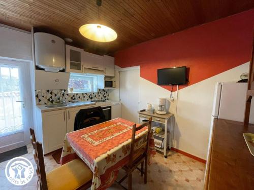 Saint-Julien-des-Landes House | Gîte rustique avec salle de jeux et animaux en campagne - FR-1-426-336
