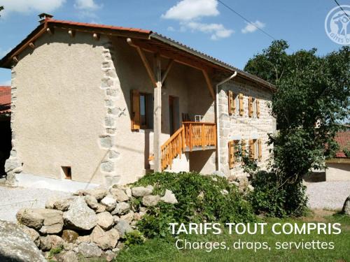 Saint-Julien-la-Vetre House | Gîte Rustique avec Terrasse, Jardin Privatif et Visite de Ferme à Vêtre-sur-Anzon - FR-1-496-290
