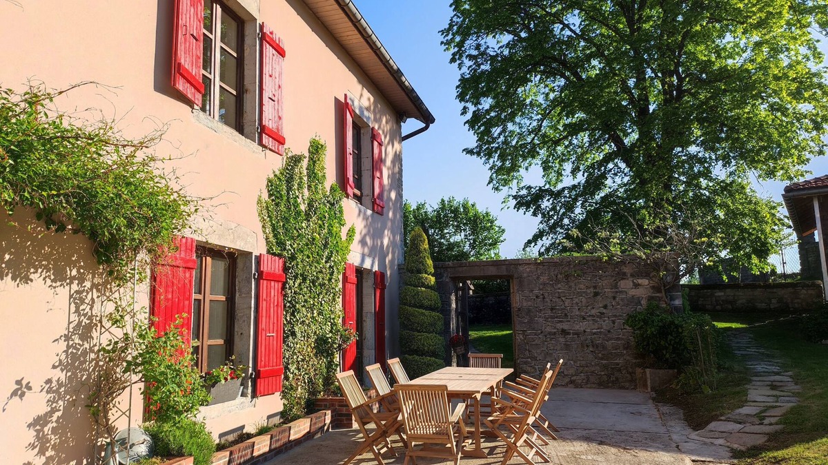 Besain House | Gîte Situé au Cœur du Jura. Proche Cascades, Lacs, Vignobles, Sentiers, Forêts