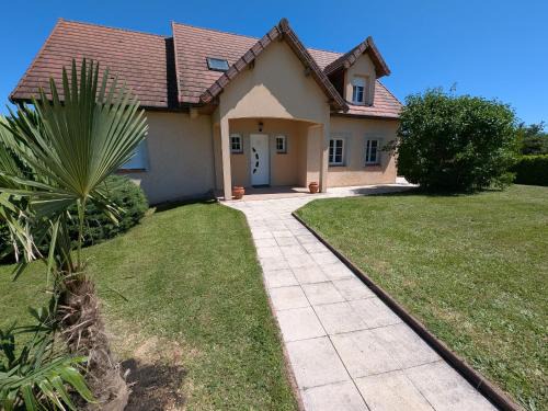 Fretigney-et-Velloreille House | Gîte spacieux à Fretigney avec jardin et billard, idéal pour 8 pers. - FR-1-583-507