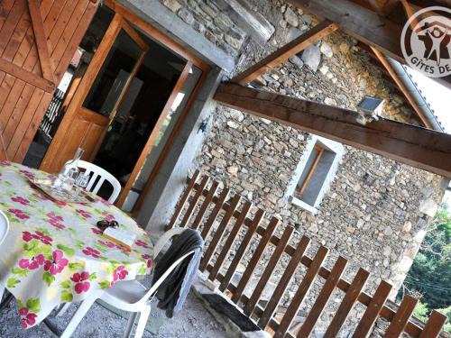 La Terrasse-sur-Dorlay House | Gîte spacieux avec terrasse couverte, proche Parc du Pilat, idéal pour groupes et activités de plein air - FR-1-496-73