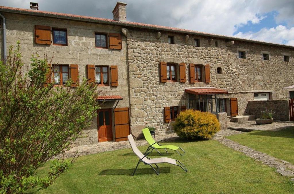 Croisances House | Gîte spacieux et rénové avec équipements modernes, terrasse et vaste jardin près de Gévaudan et Margeride - FR-1-582-301