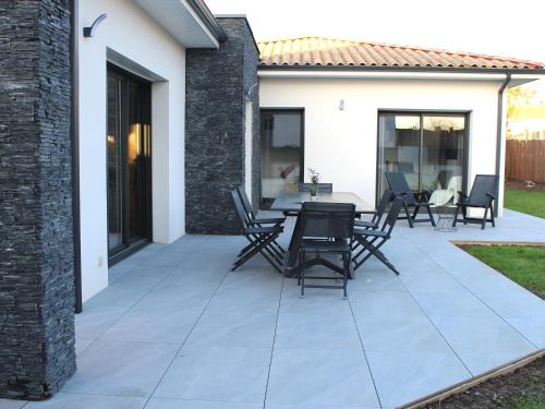 La Haie-Fouassiere House | Gîte spacieux avec jardin, spa, babyfoot et parking privé - FR-1-306-1292