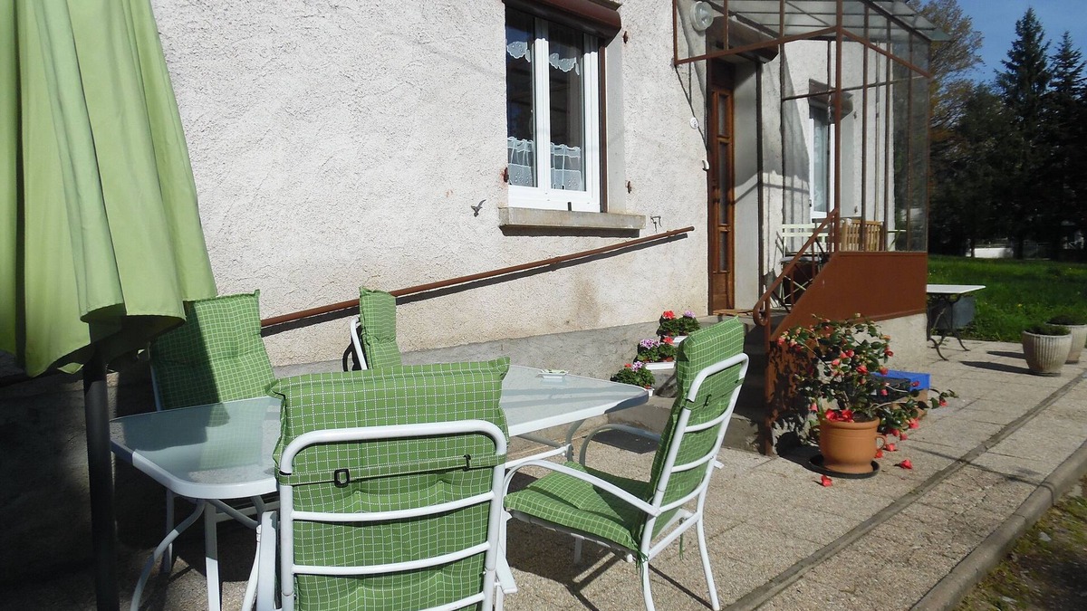 Peschadoires House | Gîte Thiers exit 29 A89 Fair Cournon 25m Park Livradois Forez 6 p 3 ch