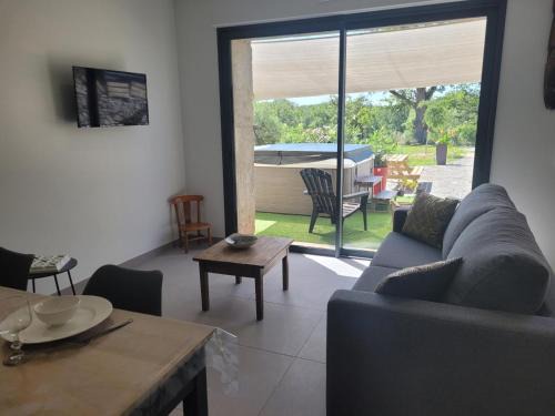 Couzon House | Gîte tout confort avec spa, PMR, clim' réversible, randonnées, activités et spécialités locales - FR-1-489-476