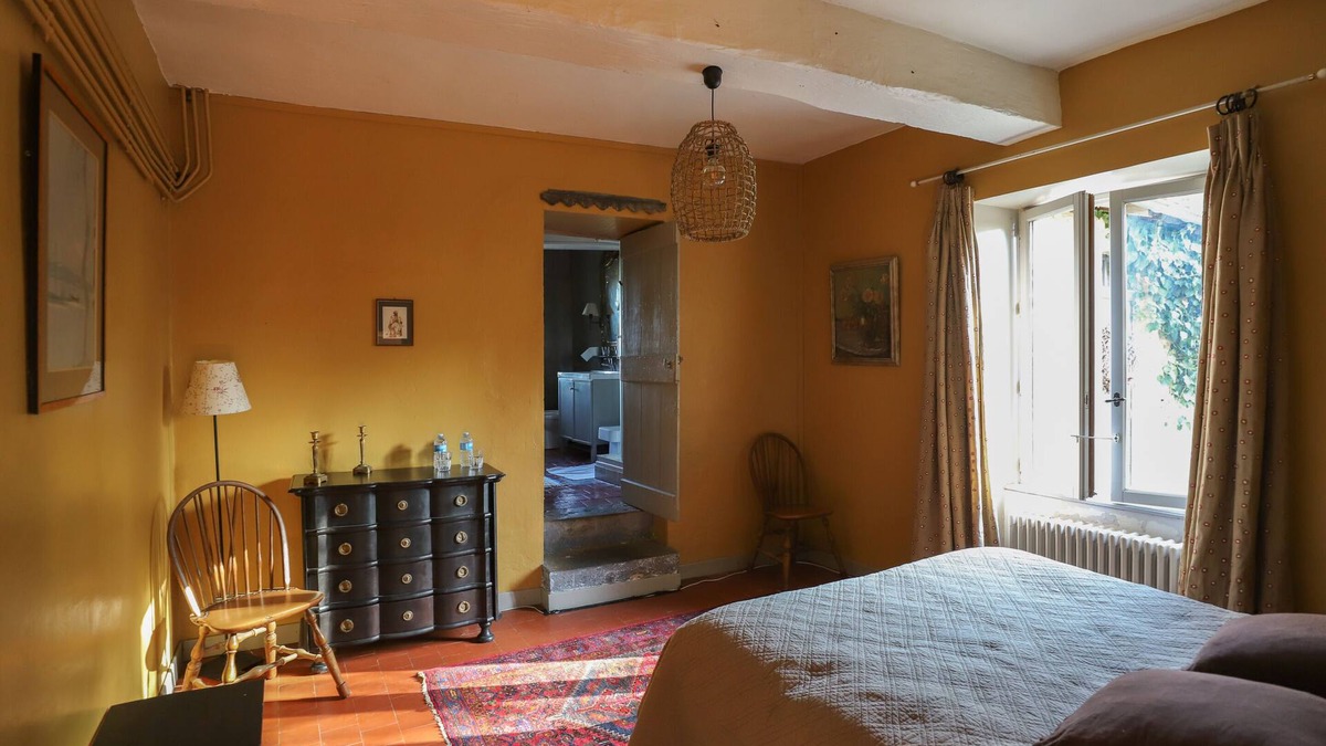 Saint-Julien-de-Civry Cottage | Gîte-Traditional-Ensuite