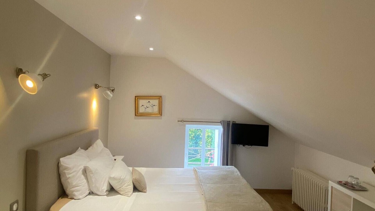 Villers-les-Ormes Bed & Breakfast | G2: family room at the Treuillaud estate with swimming pool