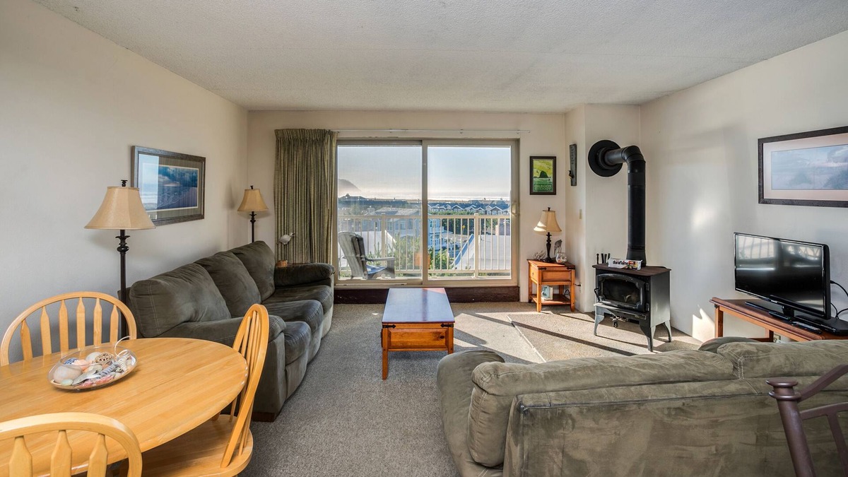 Gearhart Condo | G643 1 Bedroom 2nd floor Pet Friendly No Cleaning Fees