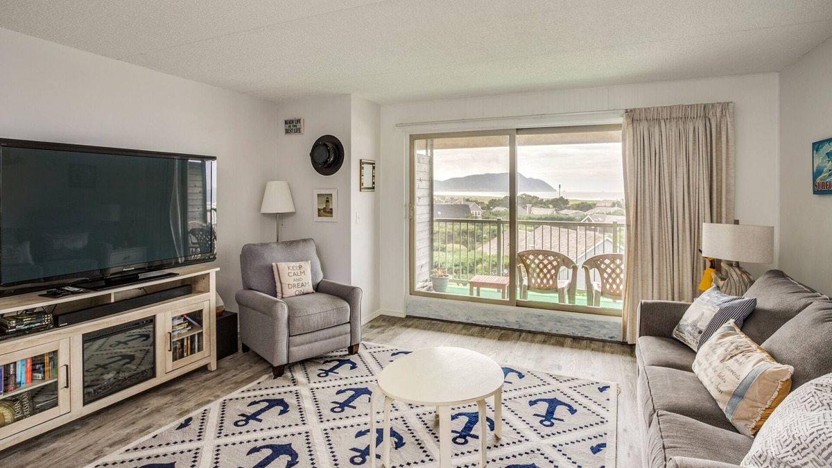 Gearhart Condo | G662 1 bedroom 3rd Floor, Elevator, No Cleaning fees allows one pet