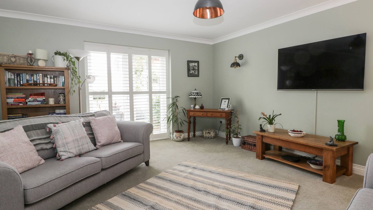 Roos Cottage | GABBY'S GARDEN COTTAGE, romantic, with a garden in Roos