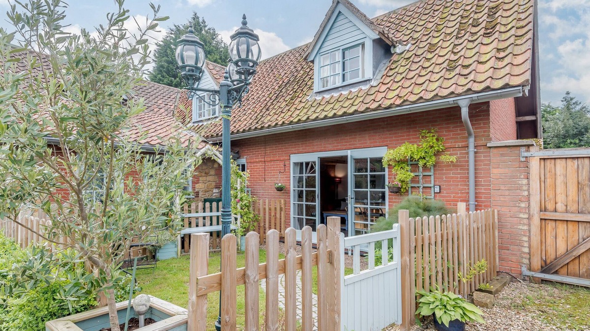 Market Rasen Cottage | GABLES COTTAGE, pet friendly, with open fire in Market Rasen