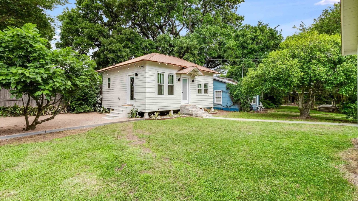 Downtown Cottage | Gabriel Cottage - New, Luxury, Design, Solitude.