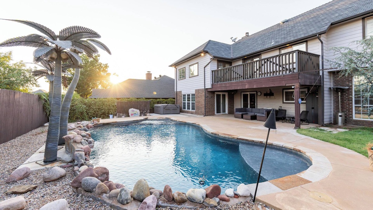 Oklahoma City Villa | GAILLARDIA COUNTRY CLUB⛳THREE KING BEDS🛏️HEATED POOL🏊HOT TUB♨️POOL TABLE🎱🏀