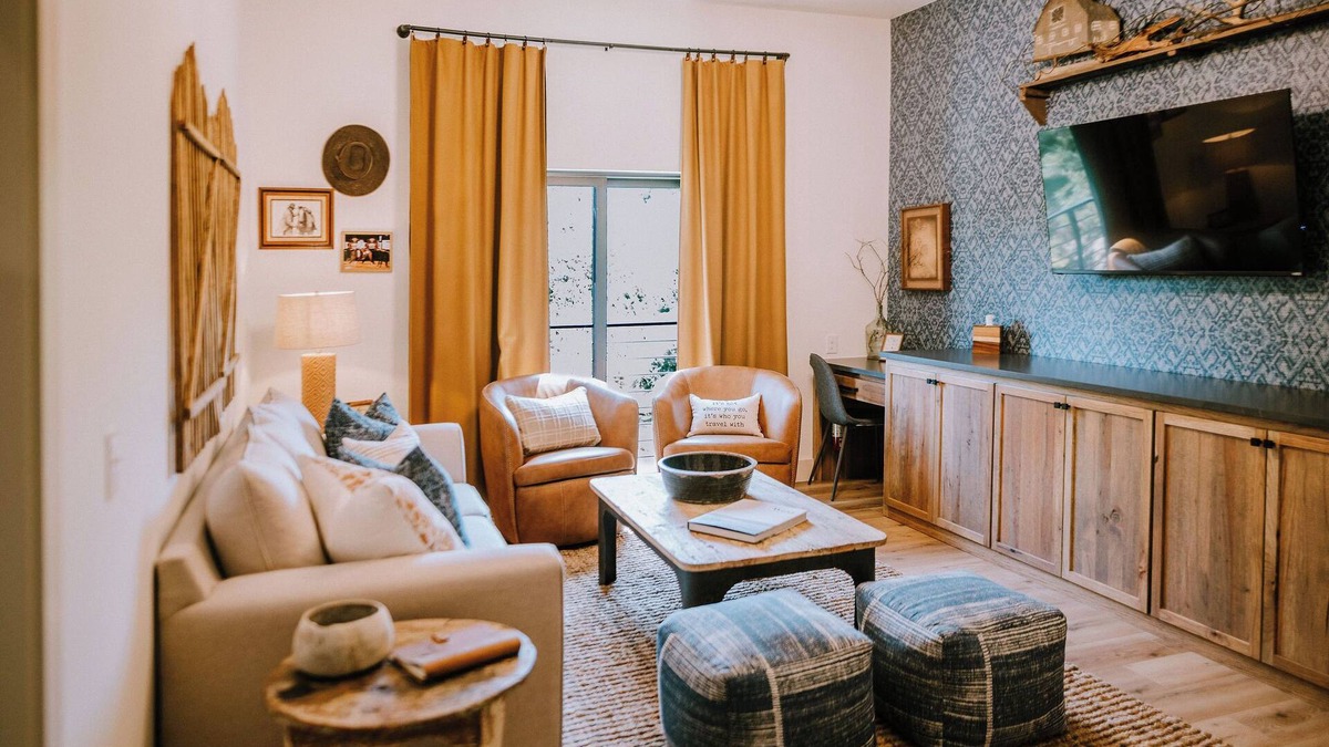 Wimberley Hotel | Gaines Ranch on the Square | Cutter’s Quarters | 2 Kings| Sleeps 6 | Wimberley