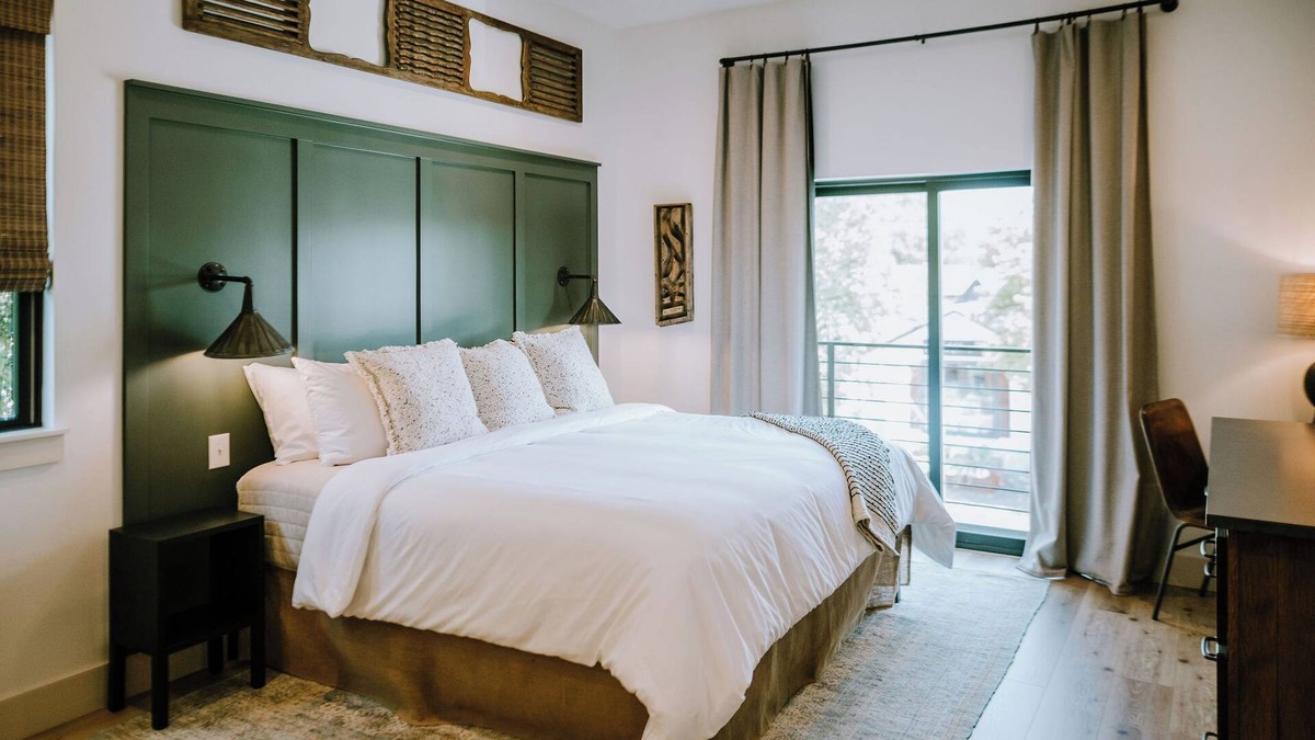 Wimberley Hotel | Gaines Ranch on the Square | Rancher’s Rest | King Bed Suite | Wimberley