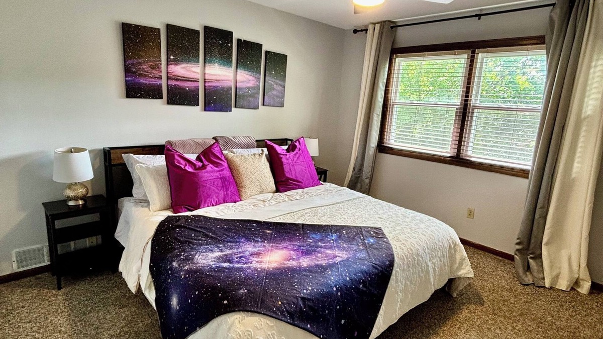 Aurora House | Galactic Oasis Wonderful 5 bedroom theme home, Wi-Fi, king beds and smart tvs