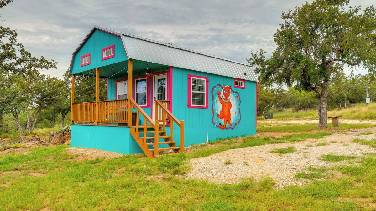 Brownwood Cabin | 'Galactikitty' - Quirky Cabin Near Lake Brownwood!