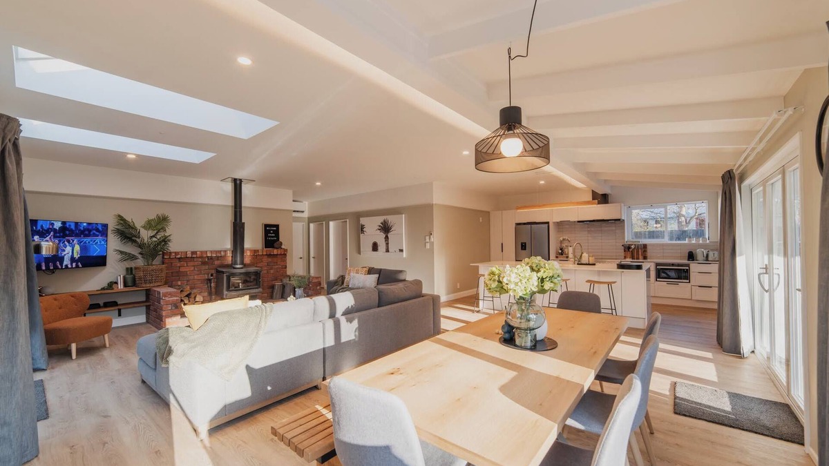 Lake Tekapo House | Galaxy 3BR Modern Home with Fireplace Outdoor Spa