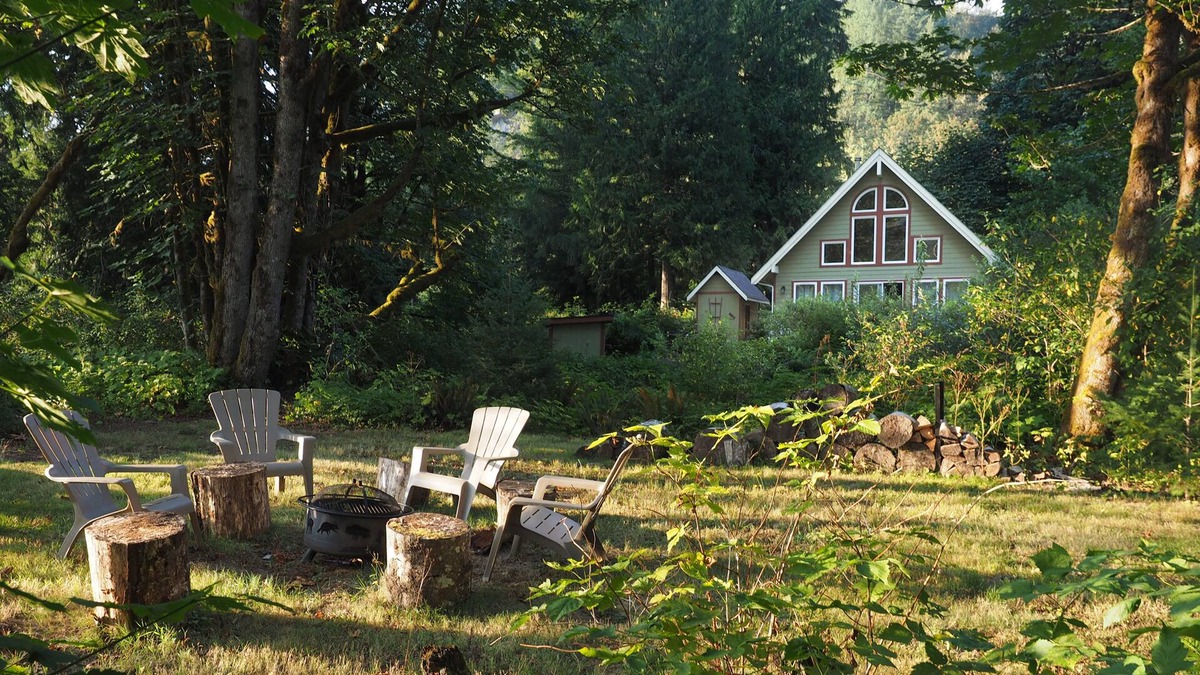 Gold Bar House | Galena's Getaway 2.0: Spacious riverfront home in Cascades w/hot tub on 3 acres for 4 guests
