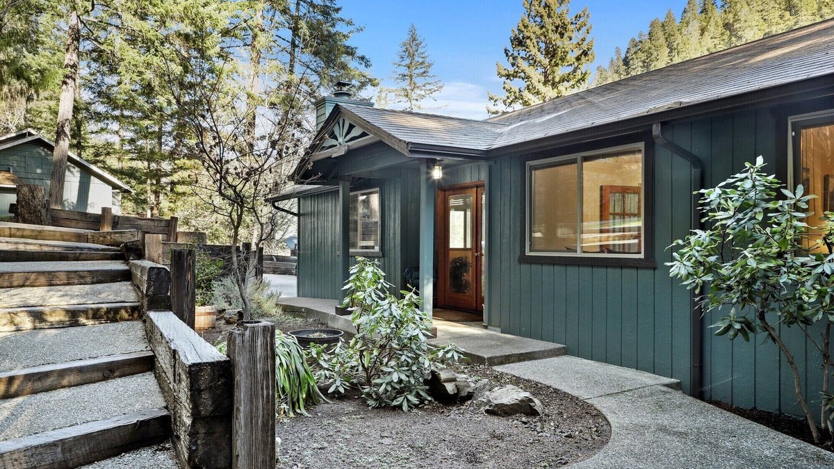 Galice Cabin | Galice Lodge House on the scenic Rogue River
