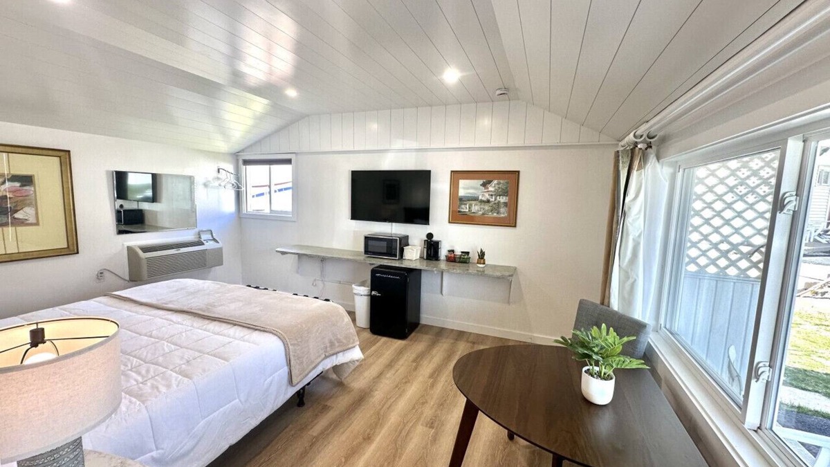 Hulls Cove Hotel | Gallagher's Travels Room Five (King)
