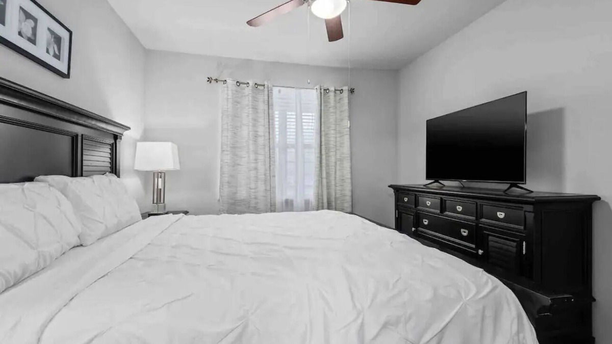 MacGregor Apartment | galleria & medical center view luxury apartment