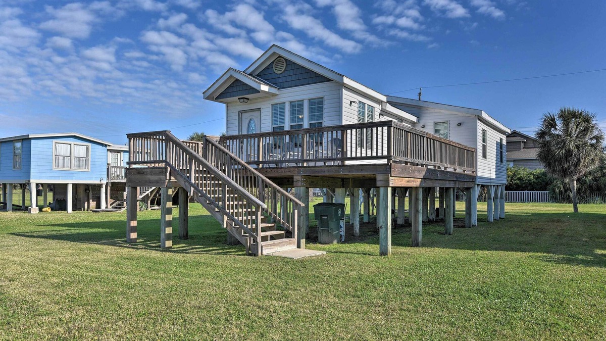Galveston Cottage | Galveston Cottage w/Deck: Walk to Beach!
