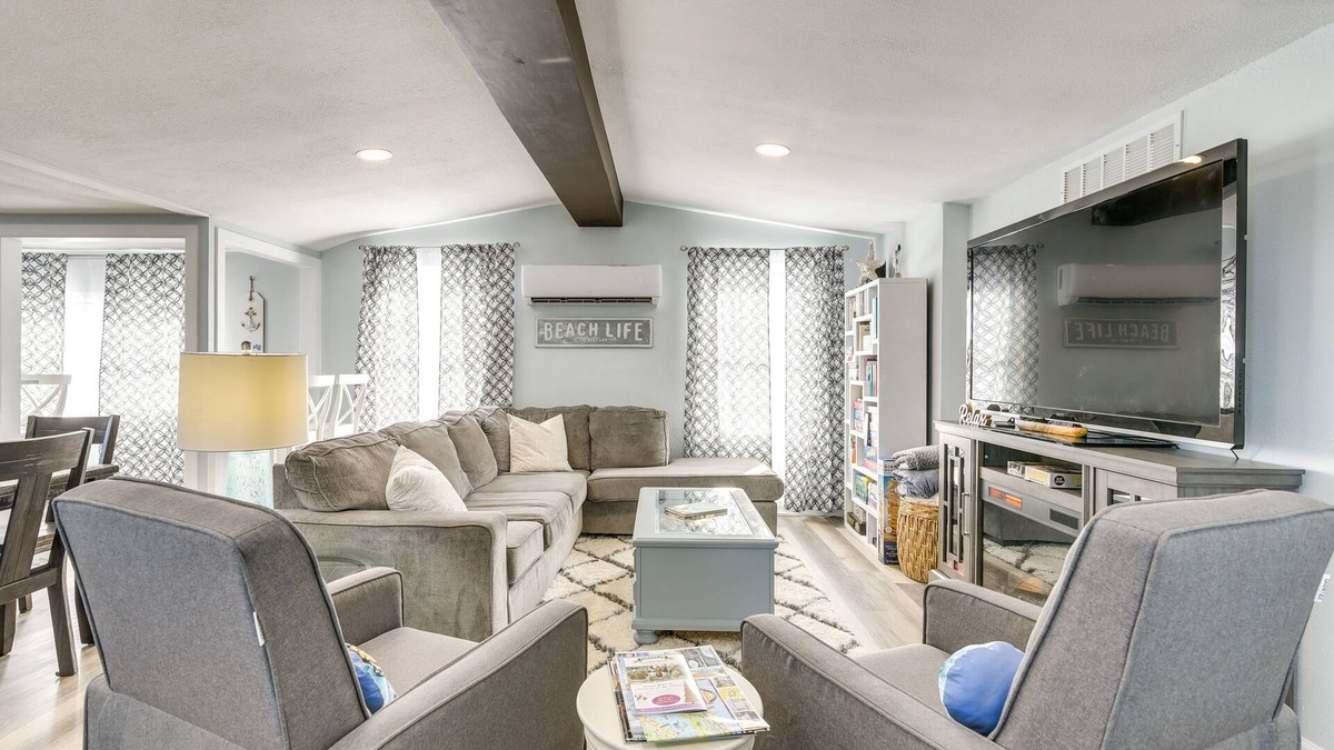 Galveston House | Galveston Getaway w/Shared Yard, Walk to Seawall!