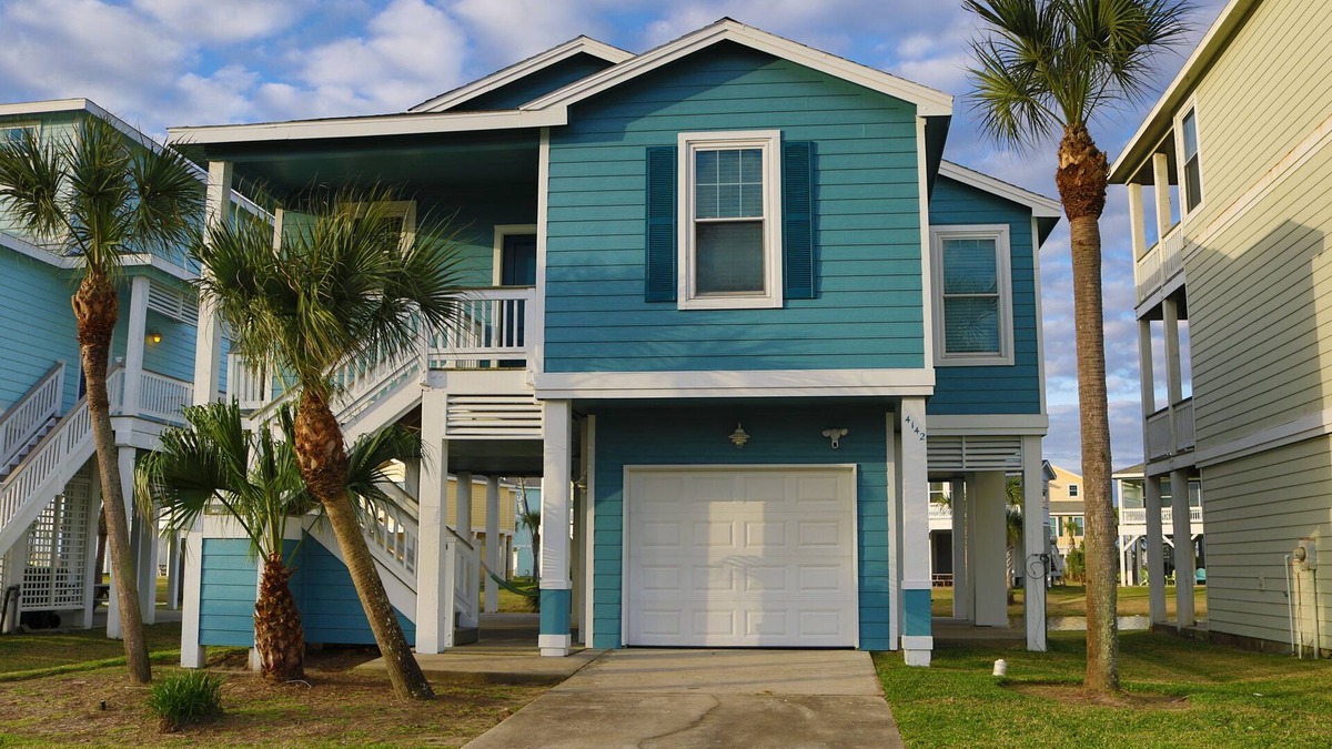 Galveston House | Galveston TX - Pointe West Cottage - Sleeps 10 - Golf Cart Included - Pets Free