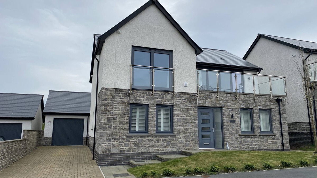 Little Haven Cottage | GALWAD Y MOR, family friendly, with hot tub in Broad Haven