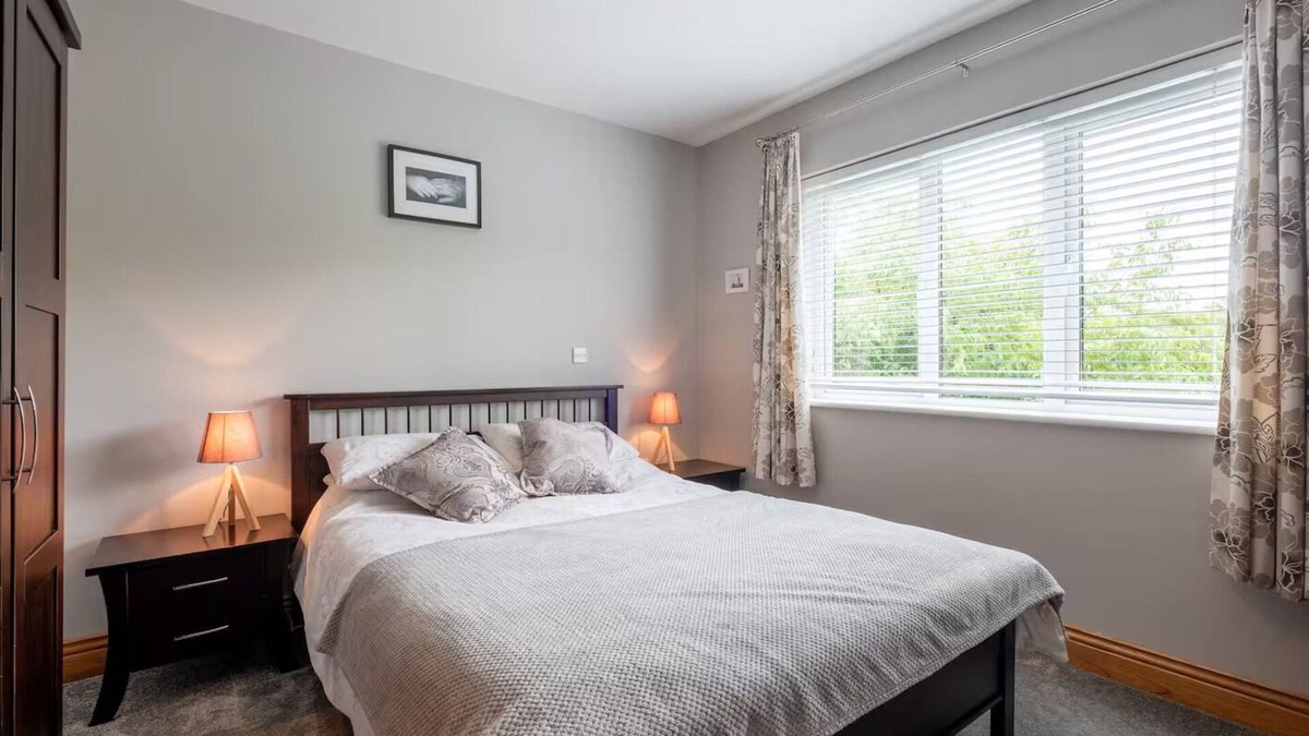 Ballindooley Apartment | Galway - 1 Bed Guest Flat/Annex. Cosy countryside apartment with garden patio.