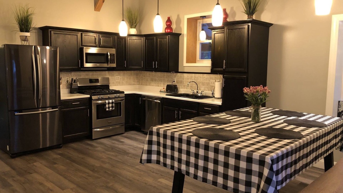 Brewer House | Gambrel Home 4 bedroom 2 bath great neighborhood