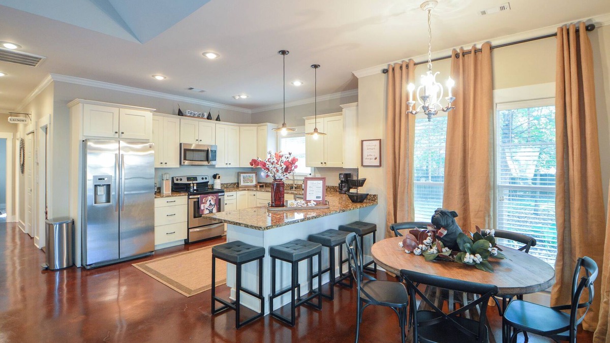 Starkville House | Game Day, 3 Min Walk Downtown, King Beds, Smart Tvs, FirePit
