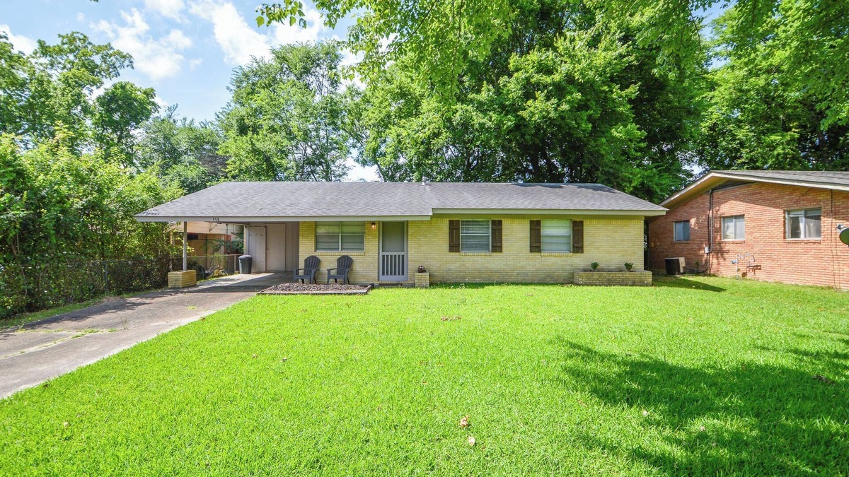 Starkville House | Game Day Getaway-Walk to Stadium