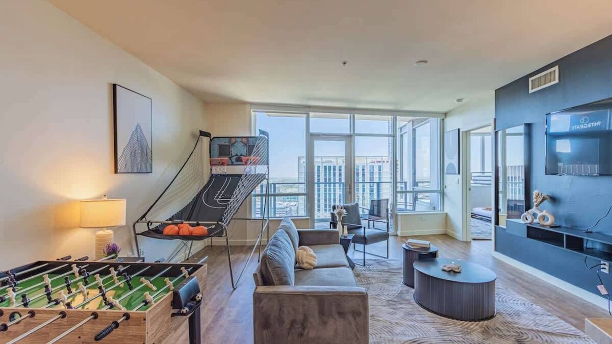 Downtown Phoenix Apartment | Game Day in PHX | Pool, Gym, Parking, Balcony, W/D