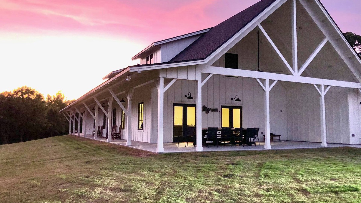 College Station House | Game Day/Large Group Rental on Beautiful 30 acre Property. 7.5 Miles from TAMU